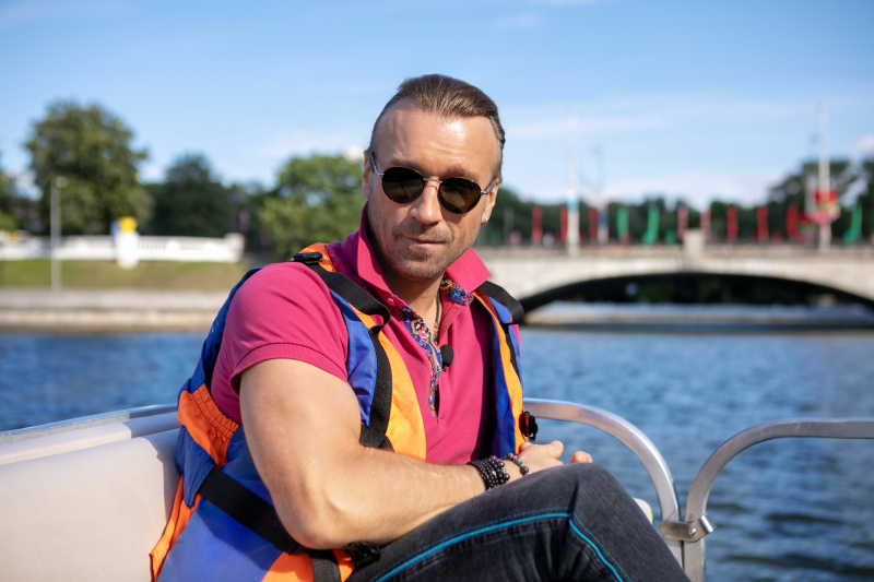 Везде любят: Олег Винник показал "молодых волчиц" в Беларуси (видео)